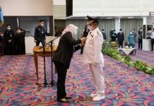 Wagub Chusnunia Chalim Lantik Penjabat Bupati Pesisir Barat Bambang Sumbogo