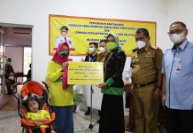 Ketua LKKS Provinsi Lampung Ibu Riana Sari Arinal Serahkan Bantuan kepada Lembaga Kesejahteraan Sosial Anak Taman Surga