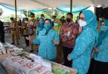 Riana Sari Arinal Dampingi TP PKK III Pusat Irma Zainal dalam pembuatan Tepung Mokaf (Modified cassava flour)