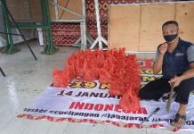 Sembelih tiga ekor sapi Kodim 0411/ Kota Metro Bagikan Daging Sapi Kurban Kepada Masyarakat.