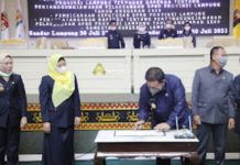 Ketua DPRD Lampung Tandatangani Raperda Petanggung jawaban APBD 2020
