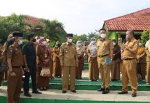 Bupati Lampung Utara H. Budi Utomo, S.E., M.M Meninjau PTM Terbatas Tahun 2021-2022 di SMP 7 Kota Bumi.