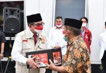 Ketua Majelis Syura PKS, Dr. Salim Bagikan 2500 Paket Sembako di Bandarlampung