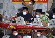Penyerahan Bahan KUA-PPAS Sekda Lampura kepada Ketua DPRD Lampura Romli, A.Md.