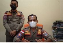 Sat Pol-PP Kota Metro Yoseph Nanotaek menutup lima lapo (kedai) tuak