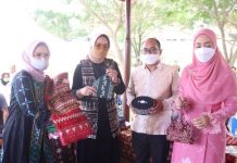 Ketua Dekranasda Provinsi Lampung, Launching Kain Tenun Sulam Jelujur Khas Pesawaran