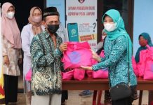 Pengurus TP. PKK Provinsi Lampung, Salurkan Bantuan Dalam Program SIGER di Kabupaten Pesawaran