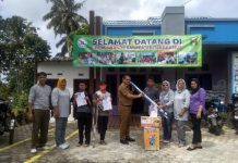Kadis Sosial Aswarodi Serahkan Bantuan Usaha Ekonomi Produktif untuk Dua Penyandang Disabilitas di Tanggamus