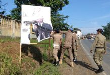 Personil Sat Pol PP Lampura Tertibkan Banner Cagub