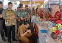 Ardian Saputra Cicipi Makanan Pada Lomba Cipta Menu