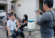 Tim DokPol Polres Lampura Jemput Bola Dalam Percepatan Vaksinasi