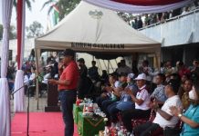 Mingrum Gumay SH., MH menyerahkan medali pemenang kompetisi liga santri PSSI 2022