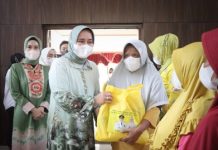 Ketua TP. PKK Provinsi Lampung Serahkan Sejumlah Bantuan di Kabupaten Way Kanan