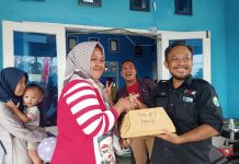 Hadiri Perlombaan, Ketua PD IWO Lampura dan Kabid Kominfo Berikan Hadiah Bagi Pemenang