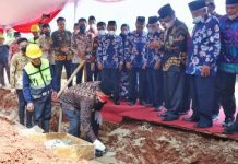 Gubernur Melakukan Peletakan Batu Pertama Pembangunan Al Kautsar Indoor Sport Center