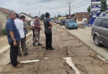Ketua DPRD Lampung, Mingrum Gumay SH., MH.,Meninjau Proses Pengerjaan Jalan dilakukan dengan Benar