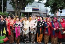 Perayaan Hari Batik Nasional 2022, Ibu Riana Sari Arinal Ikuti Parade Kebaya Bersama Ibu Negara Iriana Joko Widodo di Kota Solo