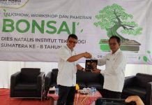 Mingrum Gumay Membuka Pameran Bonsai di Halaman Gedung ITERA