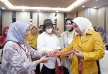 Ibu Riana Sari Arinal Buka Pembinaan Industri Kecil dan Menengah Tapis Lampung