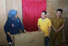 Wagub Chusnunia Chalim Berikan Bantuan Kursi Roda kepada Warga Desa Sukajaya Lempasing, Kecamatan Teluk Pandan, Pesawaran