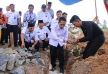 Ardian Saputra Melakukan Peletakan Batu Pertama Pembangunan SDN 01 Handuyang Ratu