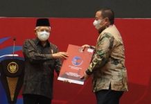 Gubernur Arinal Djunaidi Menerima Penghargaan Pembinaan Kabupaten/Kota Peduli Hak Asasi Manusia