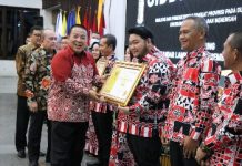 Gubernur Arinal Djunaidi Menyerahkan Penghargaan Siddhakarya Kepada Sejumlah Perusahaan Di Provinsi Lampung