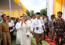 Gubernur Arinal Djunaidi Didampingi Ketua TP PKK Provinsi Lampung, Riana Sari Arinal, Menghadiri Pengajian Akbar Di Lampung Tengah
