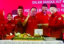 HUT PDIP Ketum Megawati, Mingrum Gumay Gunakan Salam Pancasila Saat Diberi Potongan Tumpeng
