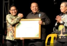 Berkomitmen Membina Inovasi Pelayanan BUMDes Melalui E-Samdes, Gubernur Arinal Djunaidi Terima Penghargaan Abdi Ekonomi Desa