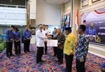 Ketua Dewan Pengurus Korpri Provinsi Lampung Serahkan Tali Asih Bagi Anggota Korpri di Lingkungan Pemeprov Lampung
