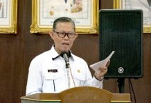 Sekdaprov Lampung Menyerahkan Persetujuan Teknis dan Kenaikan Pangkat PNS Pemprov Lampung