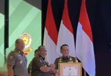 Kasat Pol PP Provinsi Lampung Terima Penghargaan atas Keberhasilan Penyelenggaraan Trantibum dan Linmas