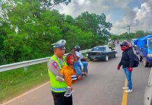 Satgas Kamseltibcarlantas Polres Mesuji, Bantu Evakuasi Korban Kecelakaan