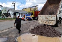 Sambut Idul Fitri, Pemkab Mesuji Perbaiki Ruas jalan Rusak Parah