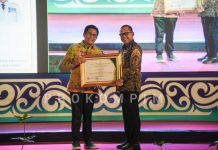 Pemkab Mesuji Terima Lencana Bakti Transmigrasi dari Kemendes PDT RI