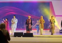 Ibu Riana Sari Arinal Ikuti Fashion Show pada HUT ke-43 Dekranas, Disaksikan Langsung Ibu Negara Iriana Joko Widodo
