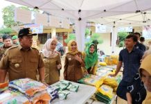 Gubernur Arinal Kunjungi Lamtim, Beri Bantuan Kursi Roda kepada Warga dan Pantau Harga Sembako Jelang Idul Adha 1444 H di Pasar Pekalongan