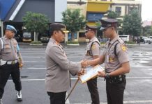 Penghargaan Kapolresta Bandar Lampung kepada dua Petugas Satpam Bank Mandiri