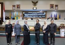 Wagub Chusnunia Serahkan Dokumen Raperda Pertanggungjawaban Pelaksanaan APBD 2022 kepada Ketua DPRD Mingrum Gumay