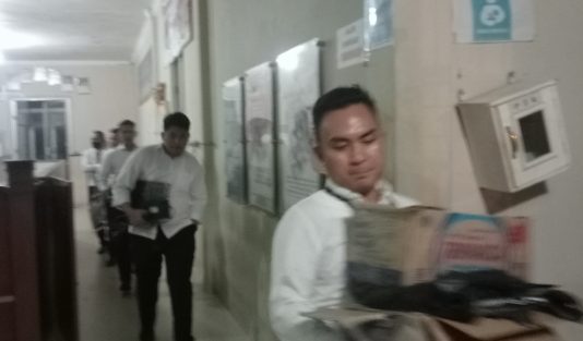 Tim Tipiter Polres Lampung Utara Geledah Kantor Disdukcapil, Sejumlah Dokumen dan Alat Cetak KTP Electronik Dibawa