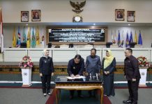 Gubernur Arinal dan Ketua DPRD Mingrum Gumay Menandatangani Raperda Pertanggungjawaban APBD 2022