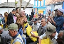Ibu Riana Sari Arinal Bagikan Bantuan Sembako di Kota Metro dalam Rangka Harganas Tahun 2023