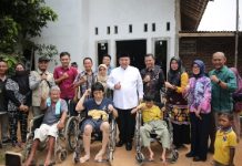 Gubernur Arinal, Beri Bantuan Kursi Roda Untuk Warga Difabel di Kota Metro