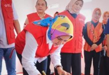 Ketua PMI Provinsi Lampung Serahkan Bantuan Kepada Warga Masyarakat Korban Bencana Alam Kampung Dadap Jajar