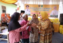 Peringati Hari Anti Narkoba Internasional, Ketua LKKS Provinsi Lampung Bagikan Bantuan Sembako di Desa Pemanggilan, Natar