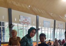 Salurkan Bantuan Sosial, Ini Pesan Ketua TP-PKK Mesuji ke Ratusan Anak Yatim Piatu