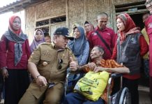 Gubernur Arinal Beri Bantuan Kursi Roda kepada Warga Lansia