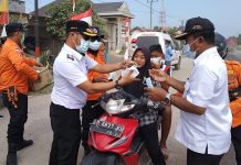 Peduli Masyarakat, Pemkab Mesuji Bagikan Masker dan Sirami Jalan Berdebu Cegah Penyakit ISPA
