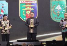 Gubernur Raih Penghargaan UMKM dan Potensi Sumber Daya Lokal pada Acara HUT KompasTV ke-12